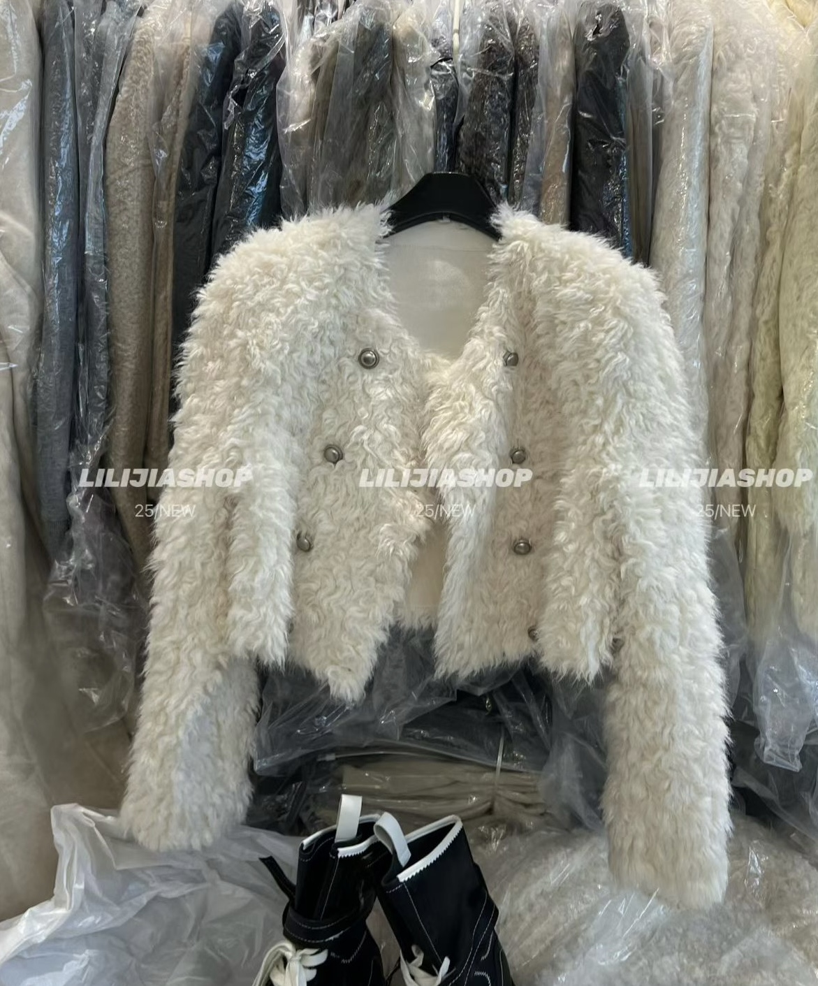 Miss家 皮毛一体羊羔毛毛茸茸保暖短外套女2025冬韩版双排扣上衣