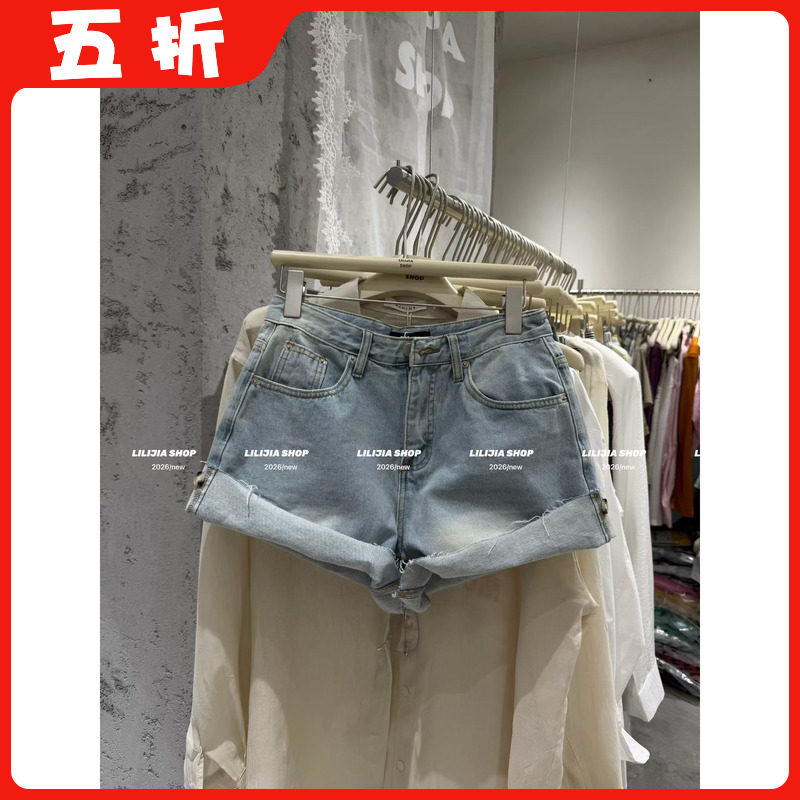 【五折】2026夏季新款时尚毛边翻边裤脚浅蓝色牛仔短裤女