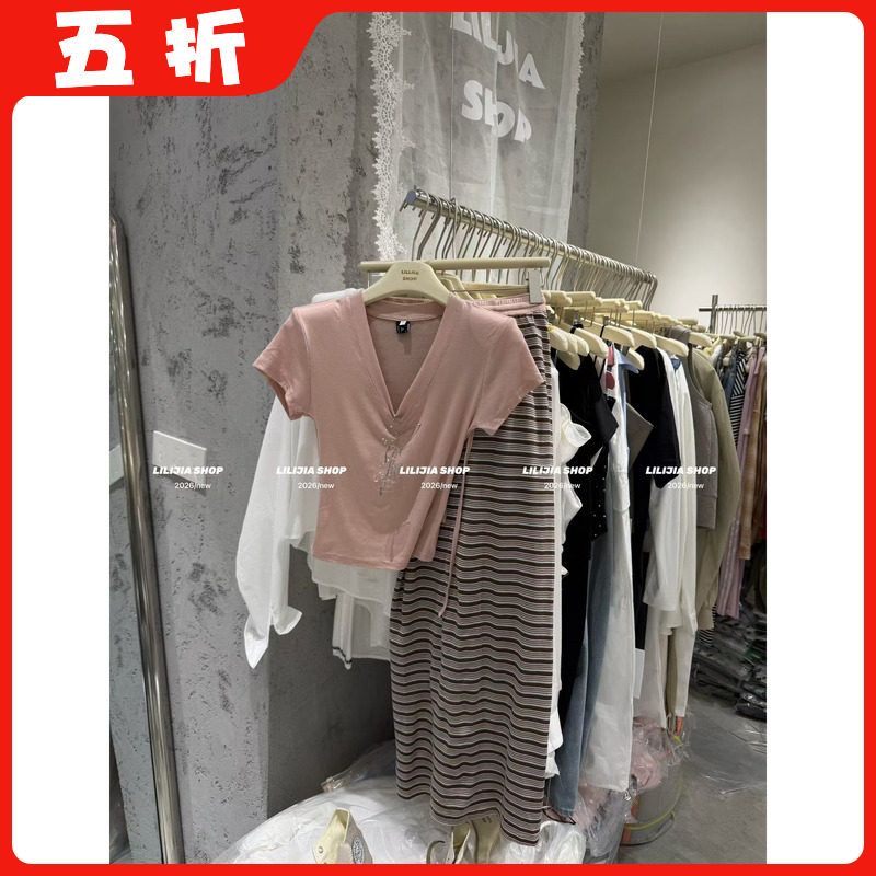 Miss家 2026夏韩版时尚百搭显瘦V领短袖t恤+撞色条纹半身裙套装