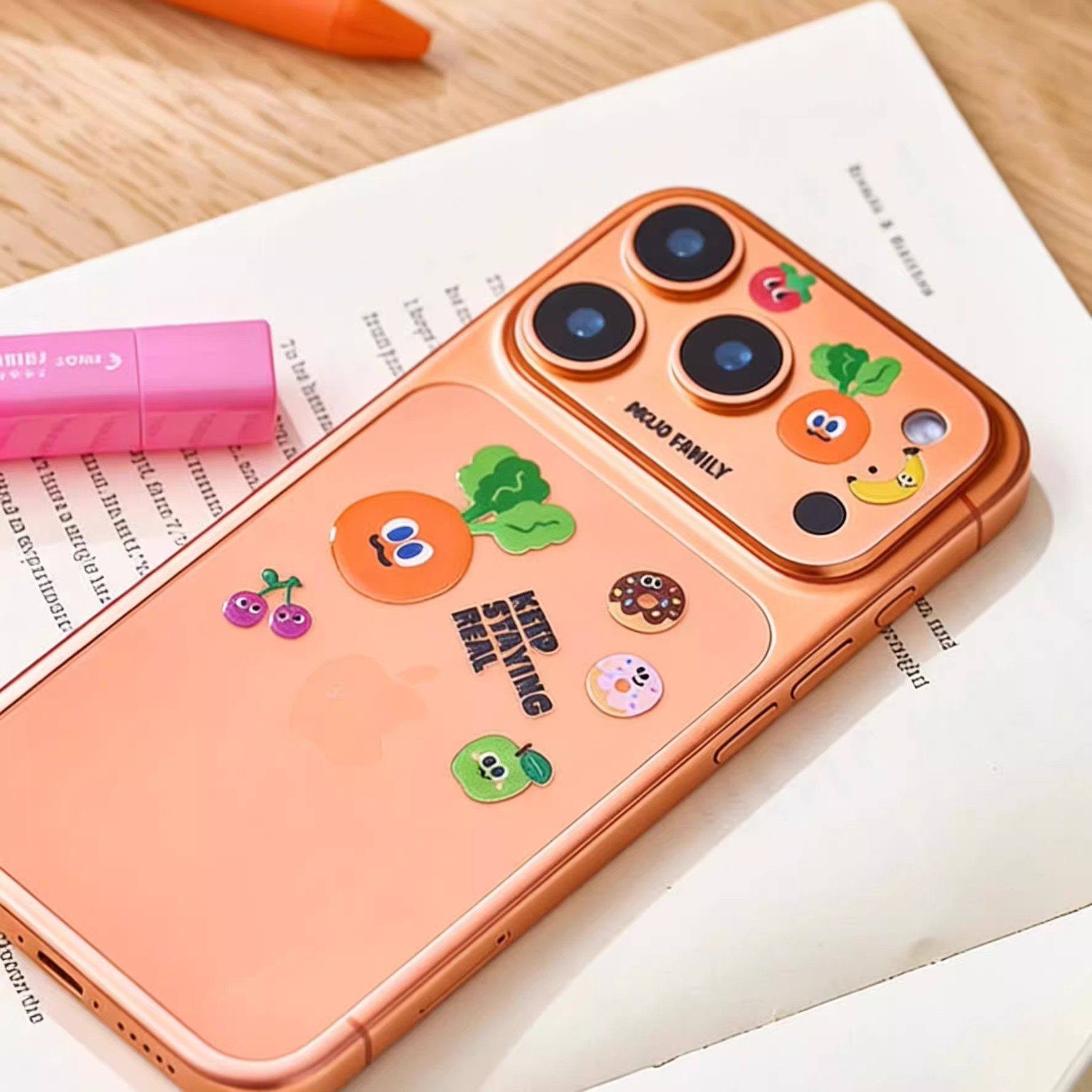 五月天周边iPhone17/pro/pm镜头贴胡萝卜装饰贴纸粉丝物料装饰贴,模玩/动漫/周边/娃圈三坑/桌游,动漫挂件/文具,淘宝优惠券,粉丝福利购,淘宝优惠卷