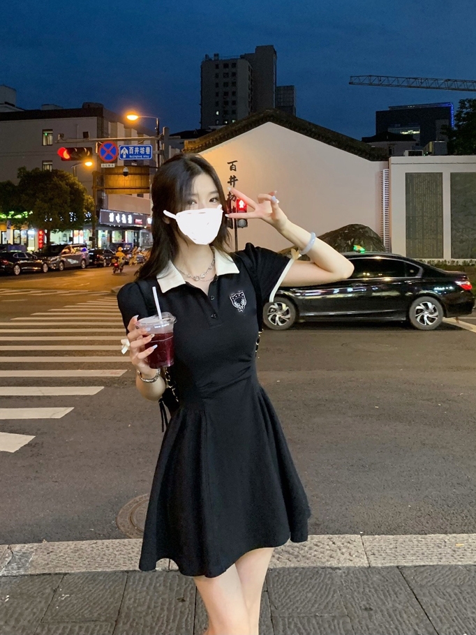 小众元气学姐polo领连衣裙女夏装2023年新款法式复古黑色包臀短裙