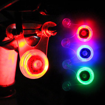 Xe đạp xe đạp ghế đệm đèn đuôi ánh sáng đêm cưỡi ếch ánh sáng bánh xe nóng đèn flash đèn treo nhỏ ánh sáng silicone ánh sáng đầy màu sắc chân chống xe máy giá chân chống xe máy