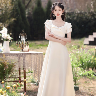 香槟色缎面伴娘服女2026新款夏季仙气姐妹团显瘦小众演出晚礼服裙