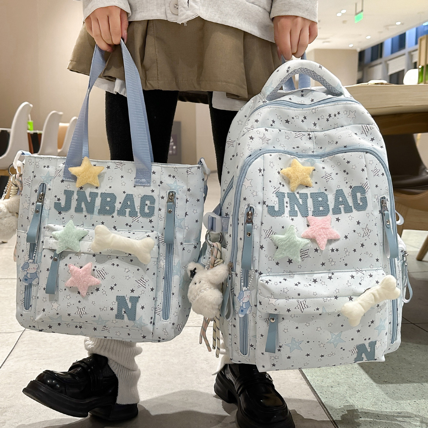 高颜值可爱大容量双肩书包女生图片