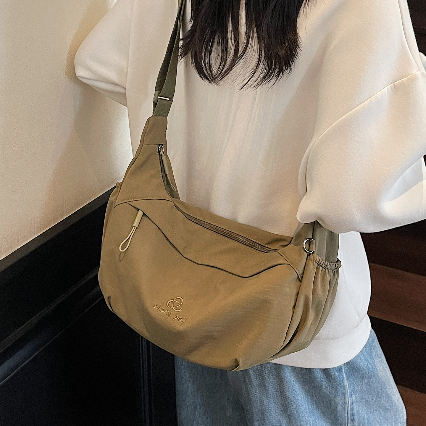 防水尼龙布斜挎包女饺子包轻便运动小包上班通勤大容量旅游单肩包