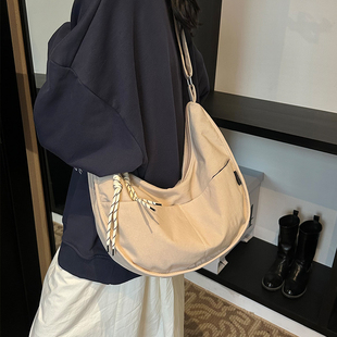 斜挎包女2024新款大容量休闲百搭饺子包女士轻便单肩包上课通勤包