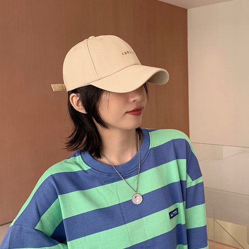 蔡小胖字母弯檐显脸小卡其色帽子