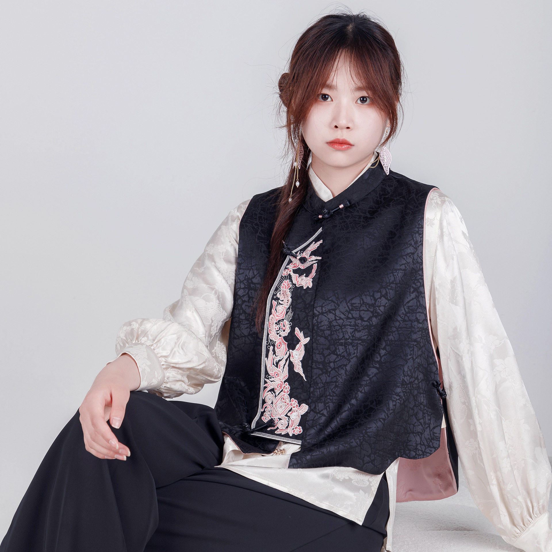 开衫外穿新中式无袖马甲女盘扣刺绣复古女士高级感立领外套宽松型