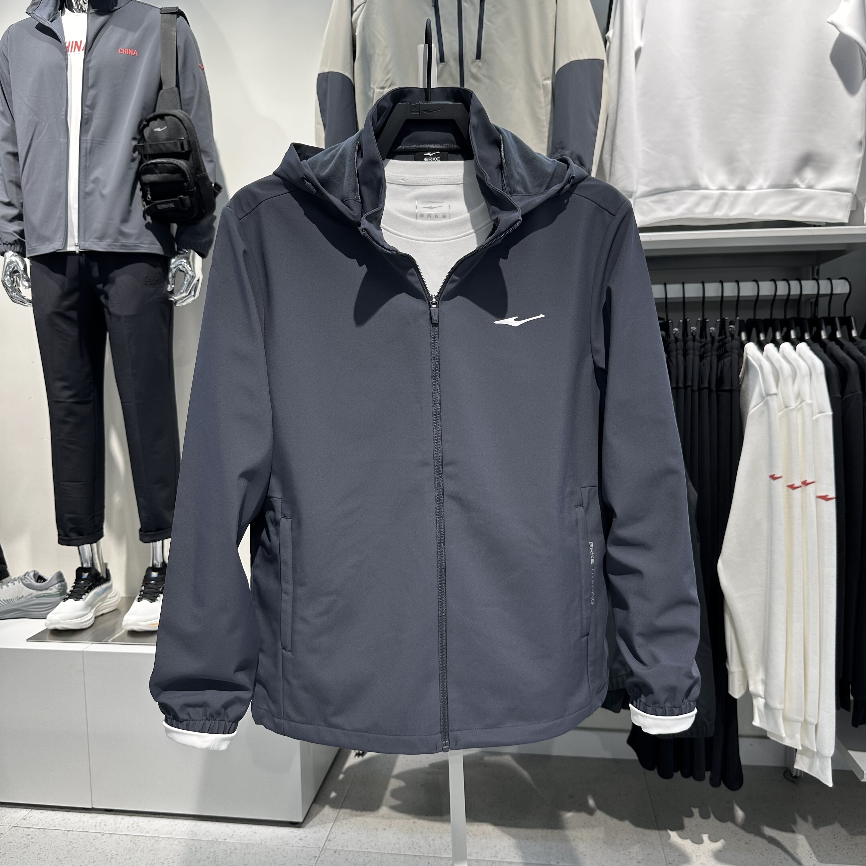 鸿星尔克2025冬季新款男子可拆卸帽风衣加绒加厚外套11225402251