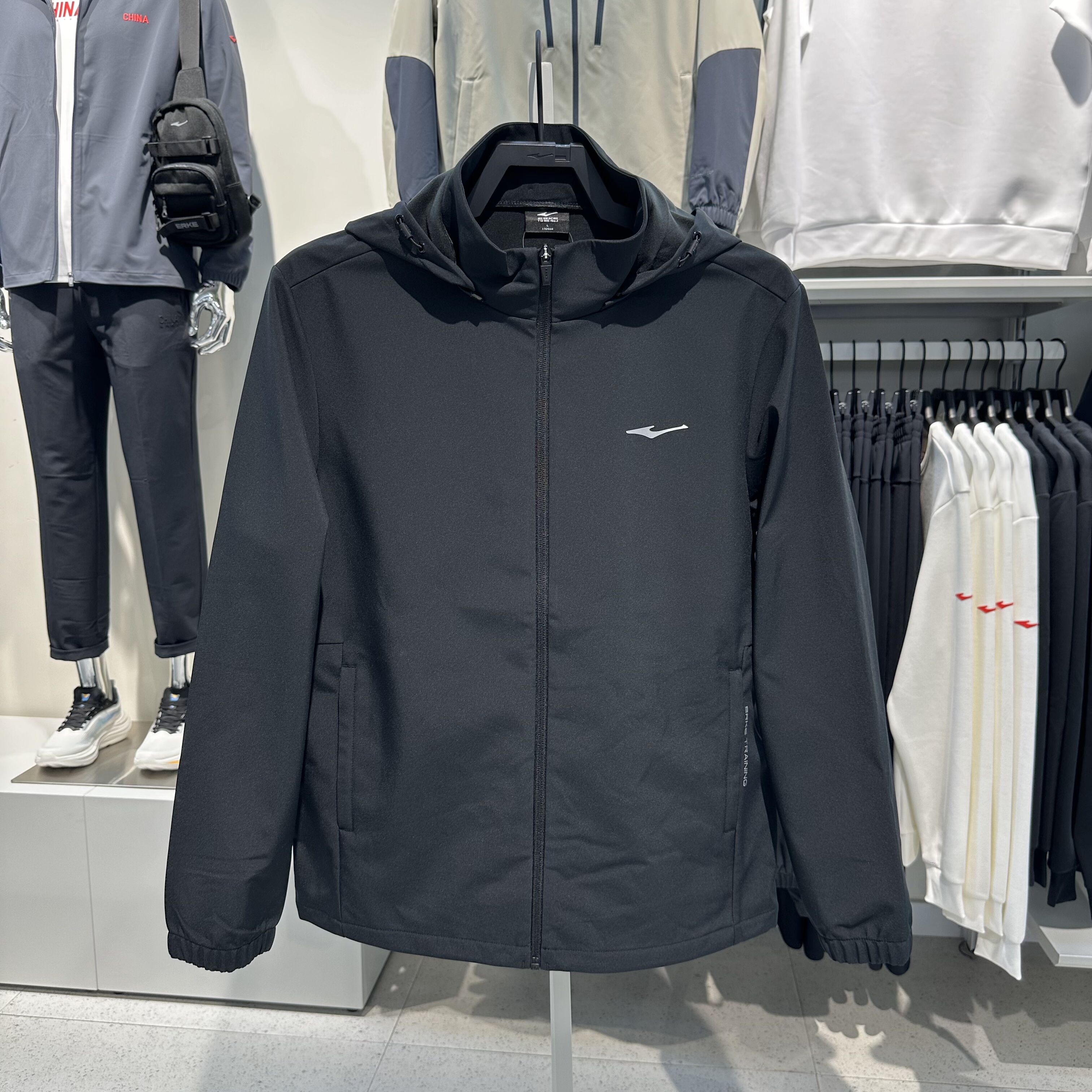 鸿星尔克2025冬季新品男子加厚运动风衣保暖连帽外套11225402251