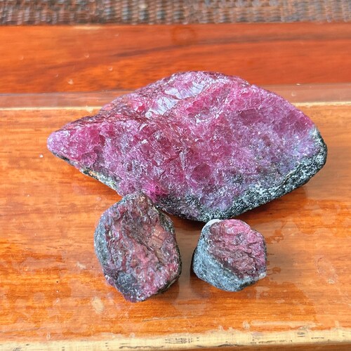 天然无烧红宝石原石矿物晶体水冲料手把件摆件福利价包邮文玩真品