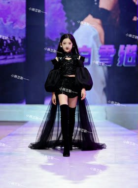 中国风黑色模特T台走秀潮服女童爵士舞演出服黑红拼色机车服