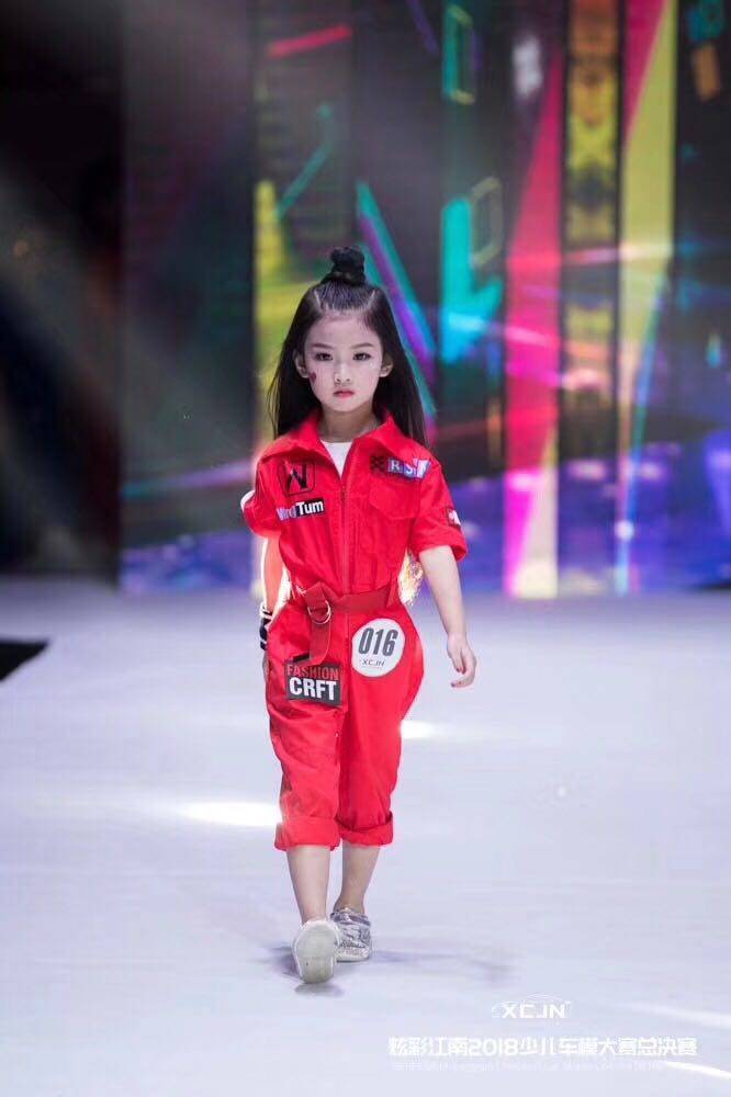 儿童t台走秀潮女童潮装时髦女洋气时尚嘻哈街舞演出服