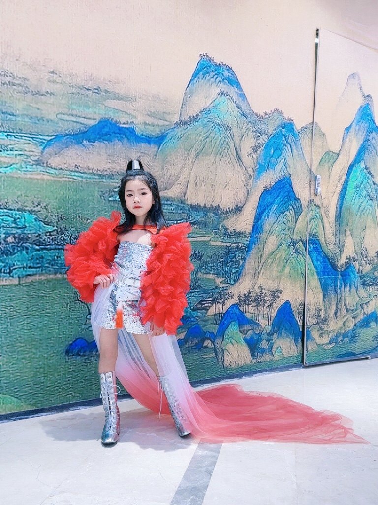 女童红色中国民族风国潮模特走秀儿童车模武侠星光乐园多巴胺糖果