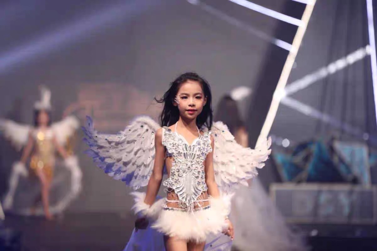 2021 新款儿童t台走秀泳装 女童模特舞台表演服装 羽毛比基尼演