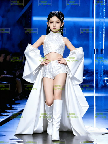 儿童潮服裤装礼服模特T台比赛表演时尚女孩走秀潮服新品走秀演出