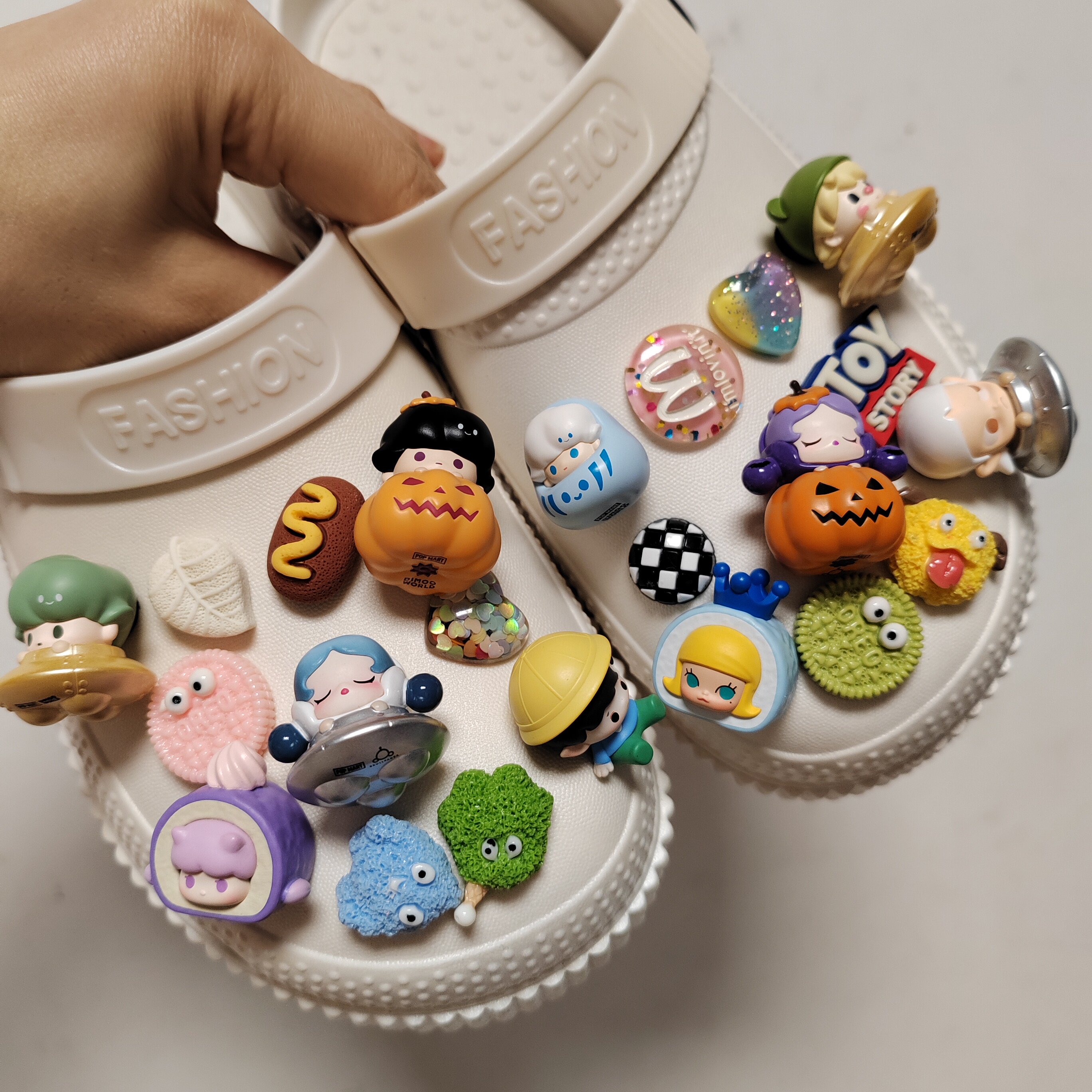 正品泡泡玛特萌粒鞋扣洞洞鞋装饰花潮玩公仔crocs洞洞鞋适配鞋花