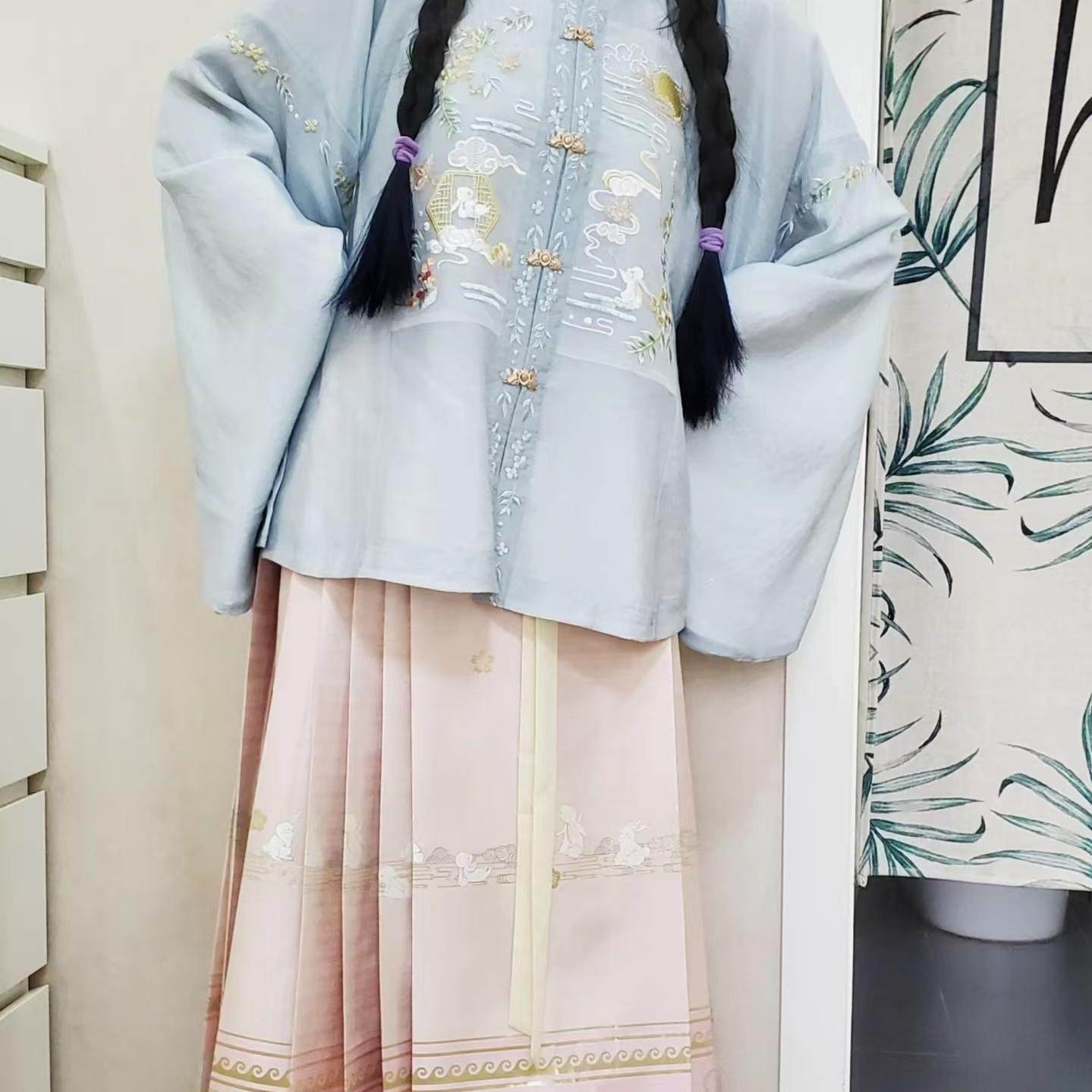 重回汉唐女桂花兔领刺绣补服套装