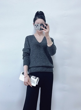 绍兴美代 Vince 慵懒风灰色V领宽松羊毛毛衣 VX95778589 现XS/S
