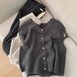 高级感灰色小金扣针织马甲女秋冬软糯叠穿毛衣背心设计感无袖上衣