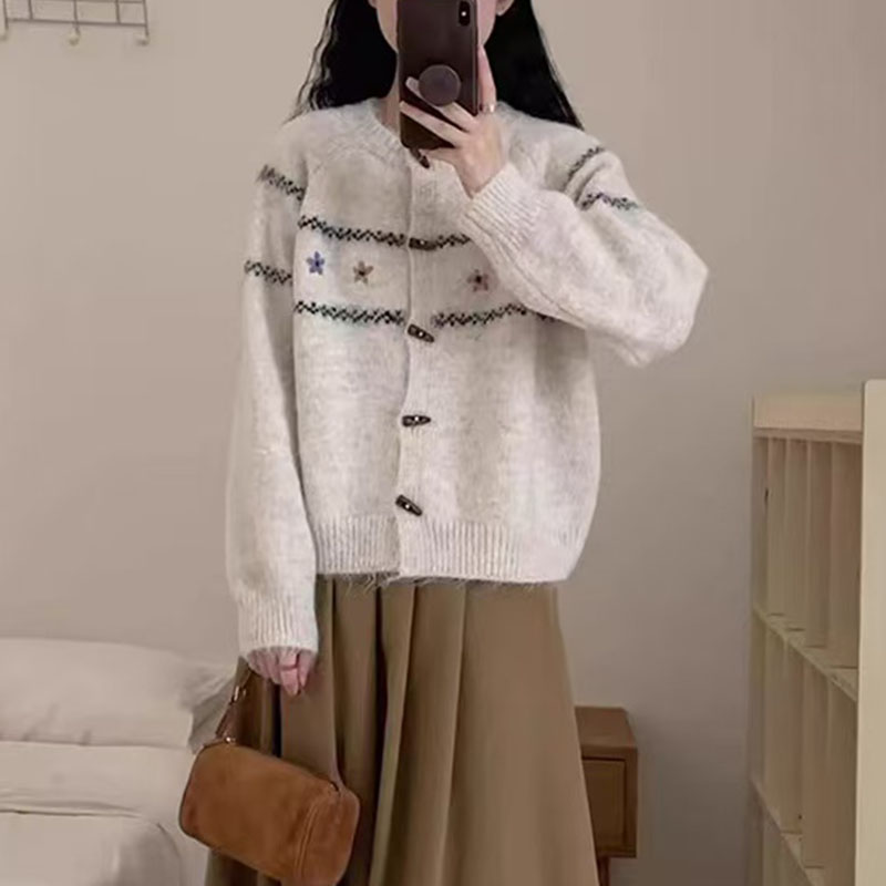 新款百搭圆领上衣复古刺绣花朵牛