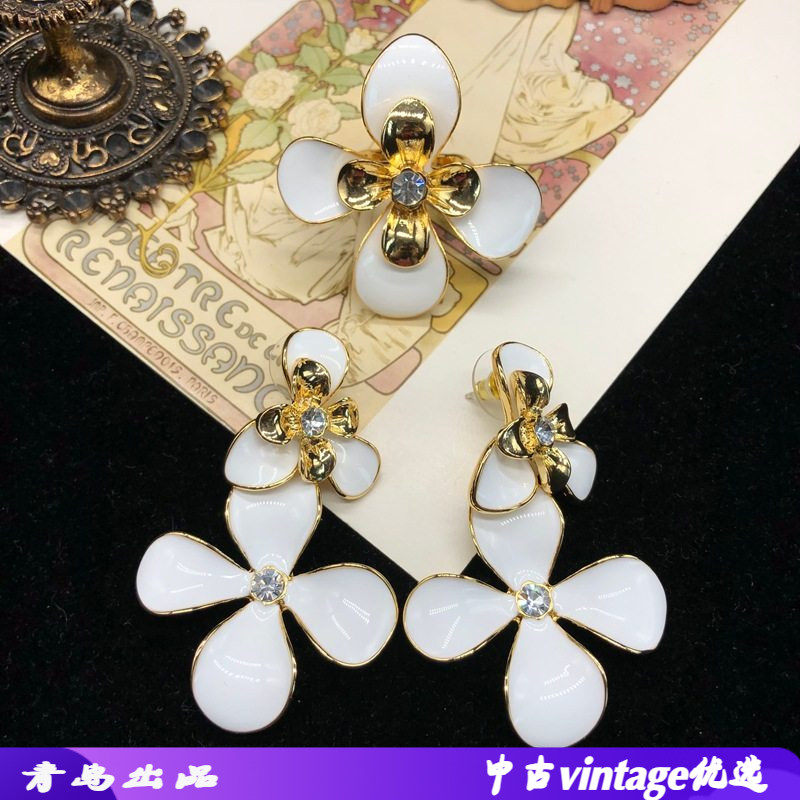 经典白色珐琅釉法式设计花朵耳钉