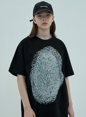 秒发UNALLOYED 21春夏情侣男女指纹印花纯色黑白宽松短袖T恤韩国