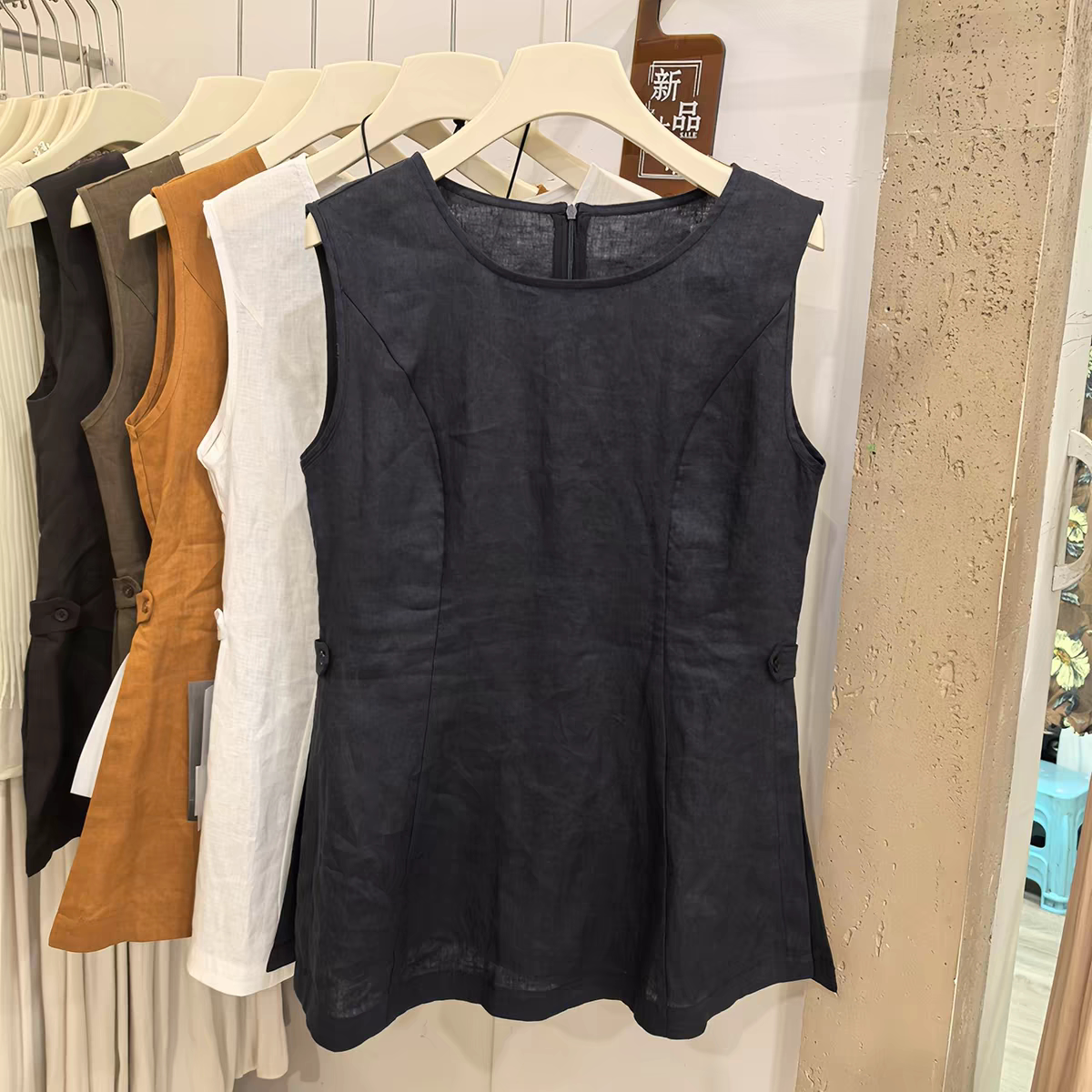 欧货圆领纯色亚麻无袖衬衫上衣女2026夏后拉链侧开衩宽松显瘦小衫