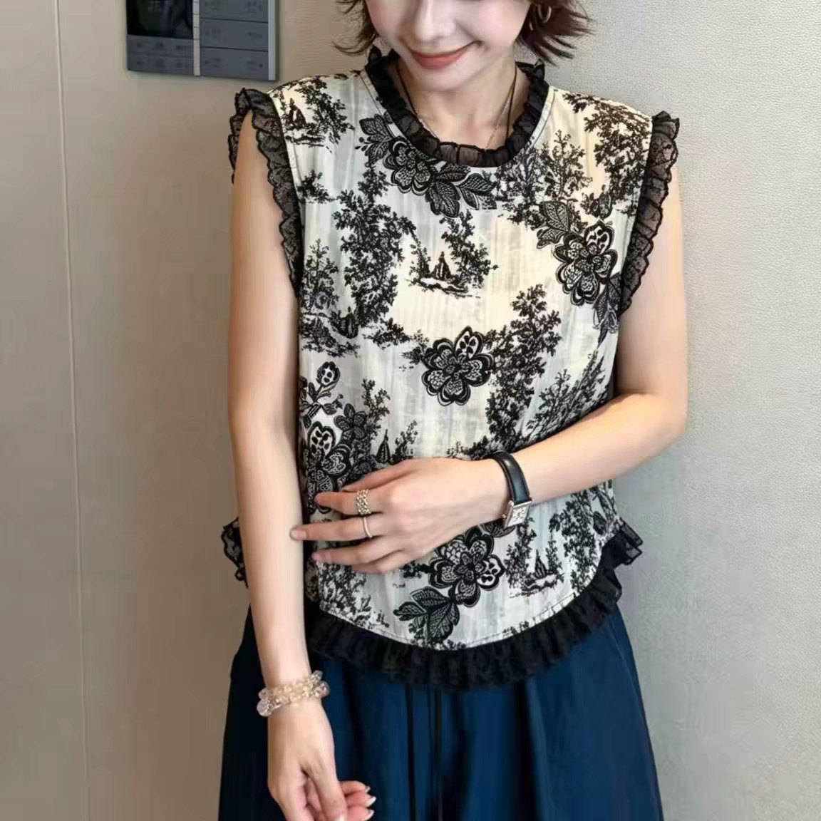 时尚碎花印花木耳边无袖衬衫女2026夏季新款后背纽扣宽松短款上衣