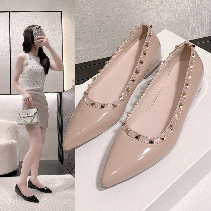中跟单鞋女春秋新款韩版潮漆皮铆钉尖头浅口平底工作鞋内增高女鞋