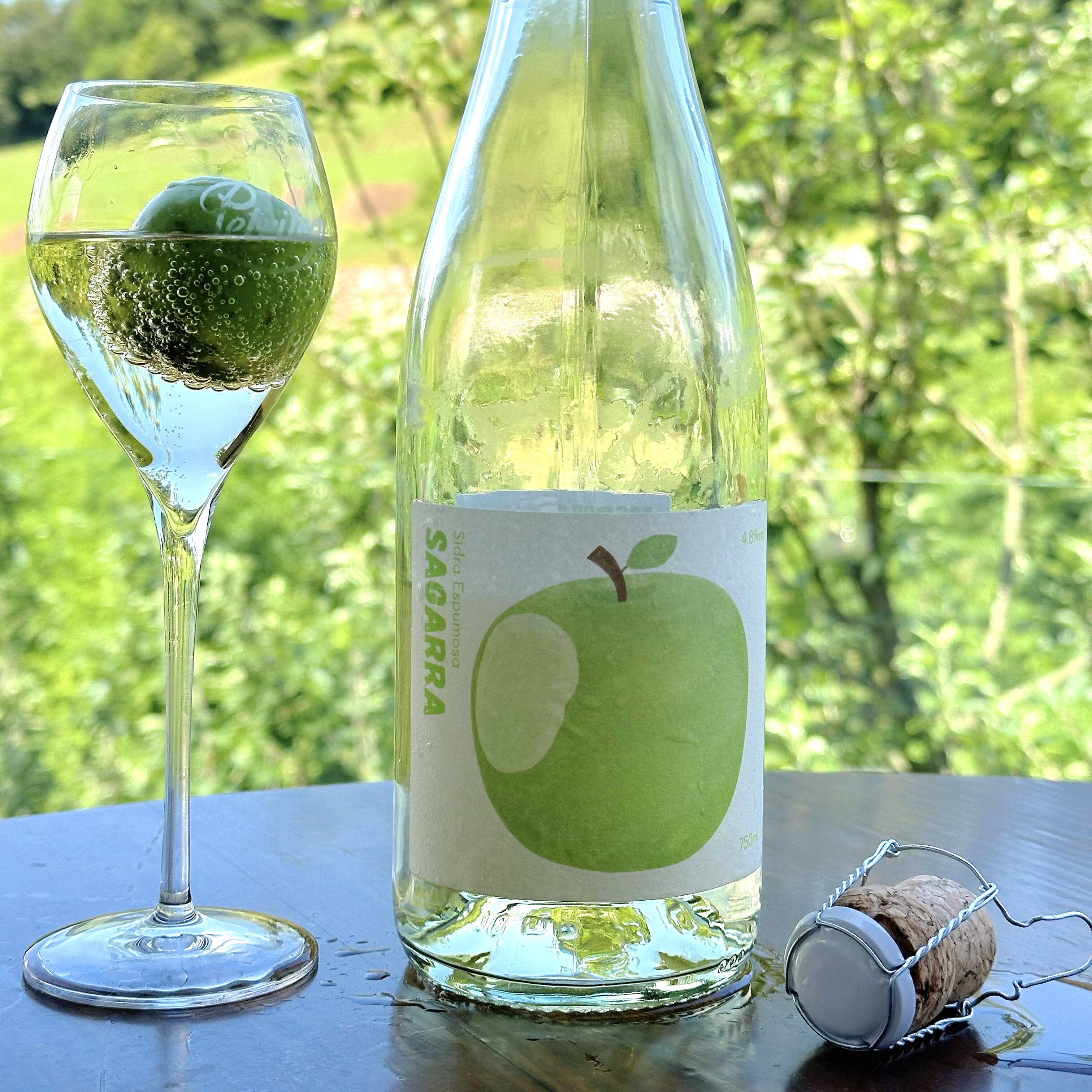 一大口苹果起泡酒、快乐吨吨饮！