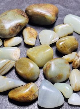 新疆和田玉籽料原石手把件