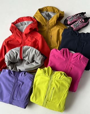 外贸原单儿童冲锋衣男女童春秋款连帽外套防风防水户外登山服