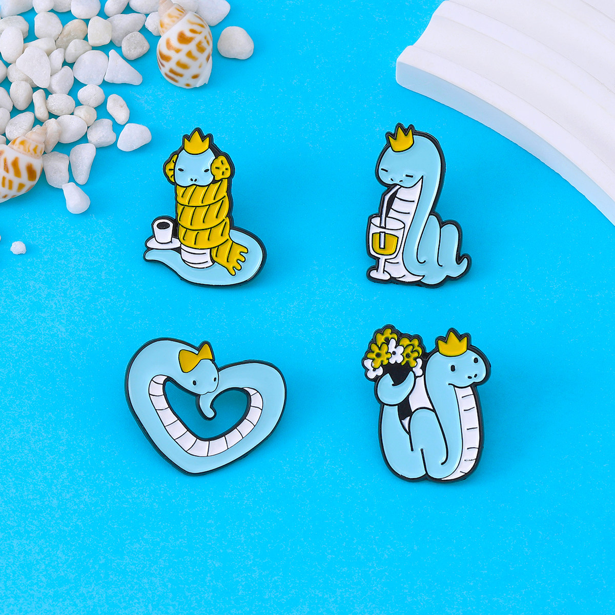 可爱小蛇喝咖啡饮料比爱心创意饰品胸针卡通动物衣服背包装饰别针