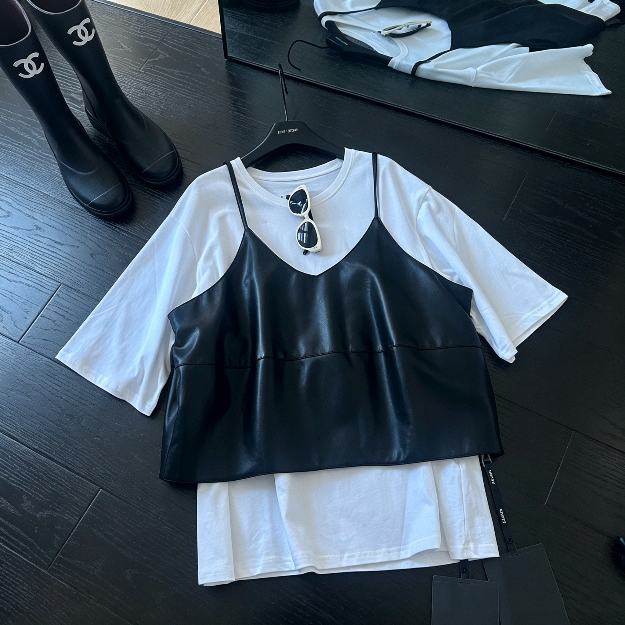 欧韩定制高级感时髦叠穿黑色皮面V领吊带七分袖白色T恤宽松慵懒风