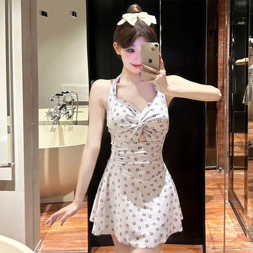 保守笑脸甜美连体女度假温泉露背