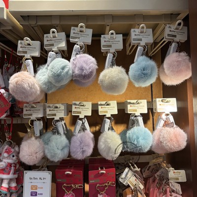 香港迪士尼毛毛球包挂件贝儿雪梨玫饼饼OLU龟星黛露绒球钥匙扣