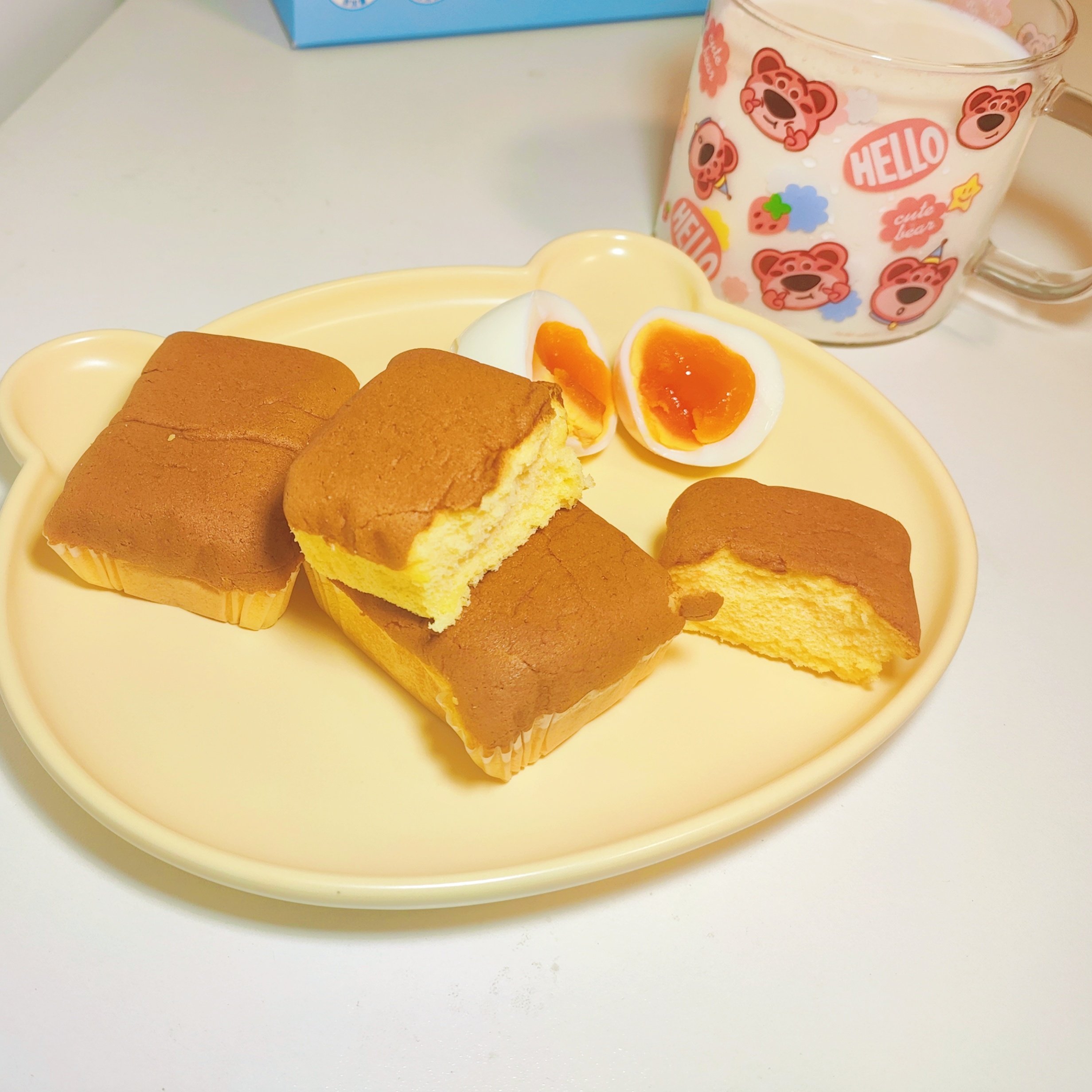 新品水牛戚风奶蛋糕300g*2盒共24枚早点早餐糕点代餐速食充饥解馋