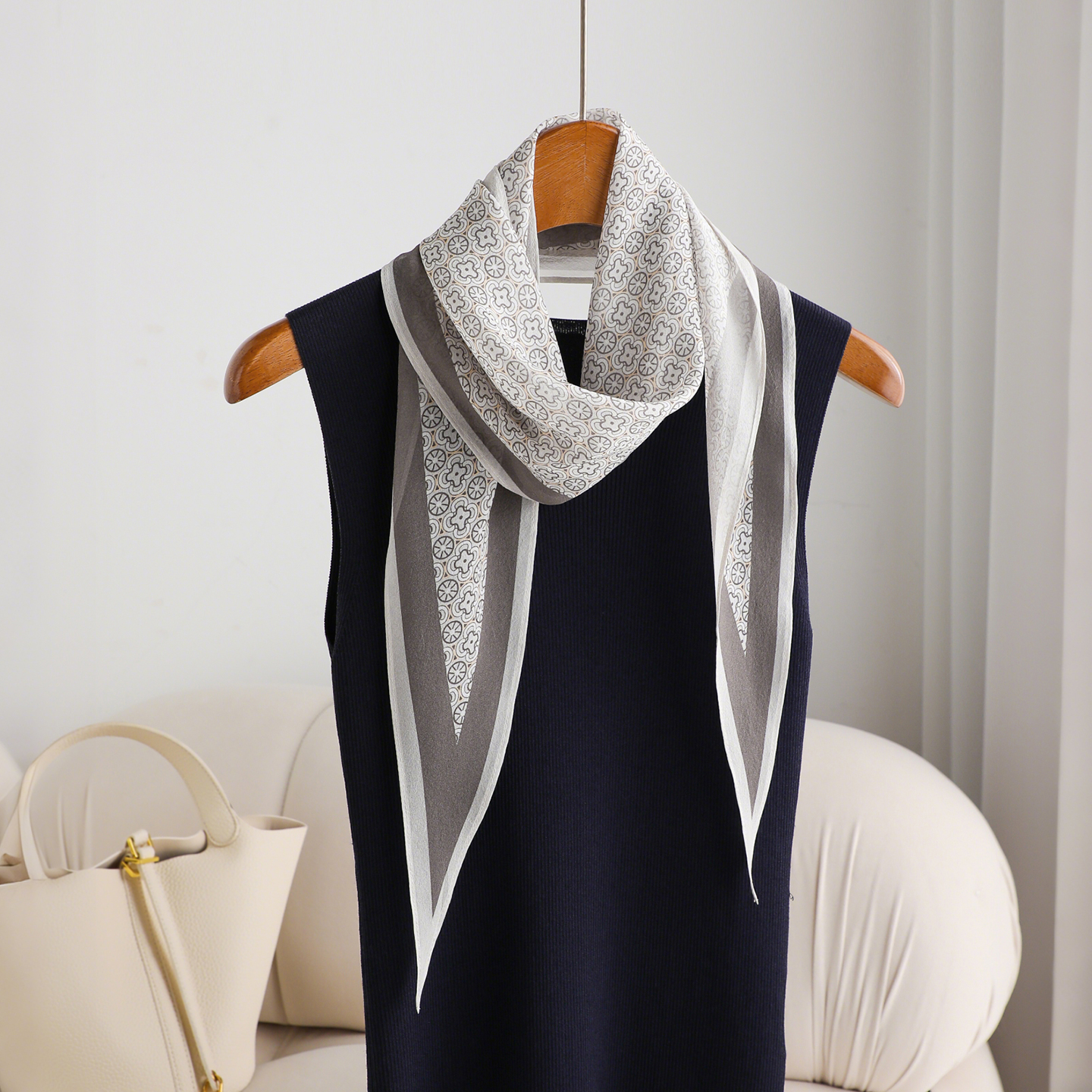 菱形真丝丝巾女2025新款春秋薄款三角围巾小长条系脖子高级感护颈