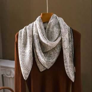 黑白羊毛围巾女士2026新款春季丝巾三角披肩轻奢高级感薄款山茶花