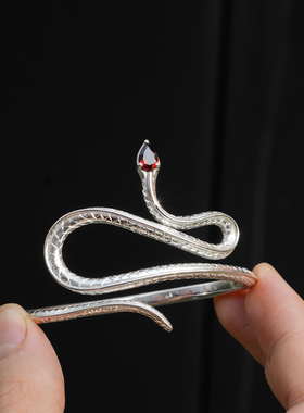阿林饰界手工灵蛇纯银手镯錾刻镶嵌石榴石可调节