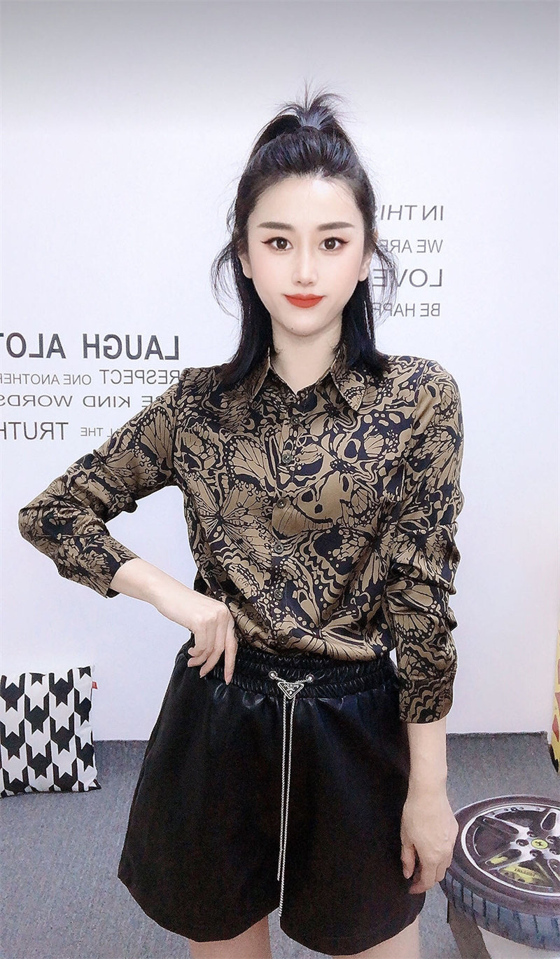 春秋经典方领长袖丝滑牛奶丝修身单排扣印花衬衫女复古显瘦女装潮