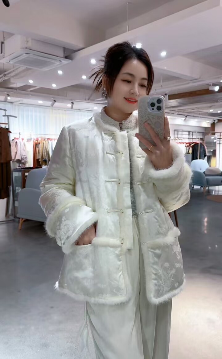#NOHASHTAG真丝提花白鹅绒羽绒服女短款高端拼水貂毛保暖大衣