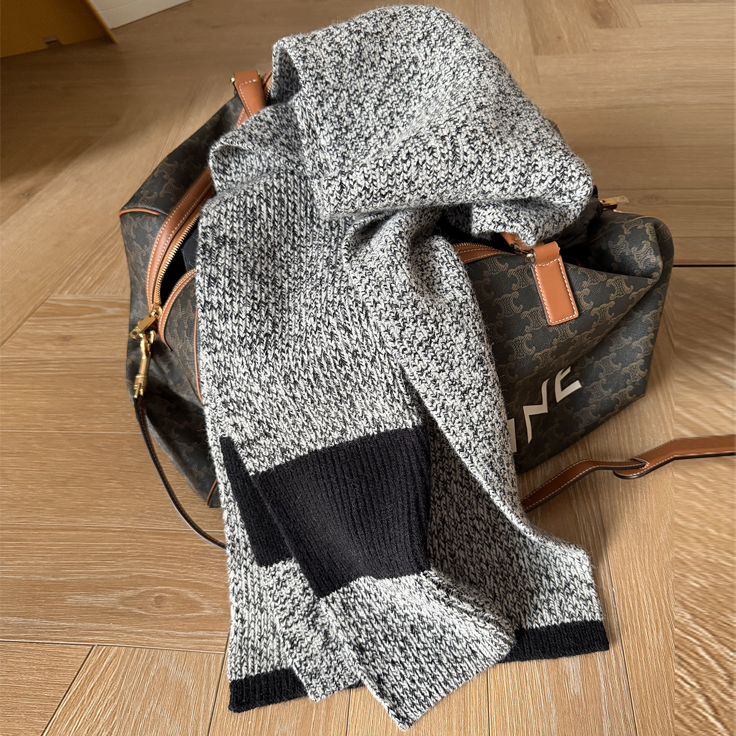 Avocadong 百搭黑色拼花灰色羊毛混纺柔软保暖秋冬新款针织围巾女