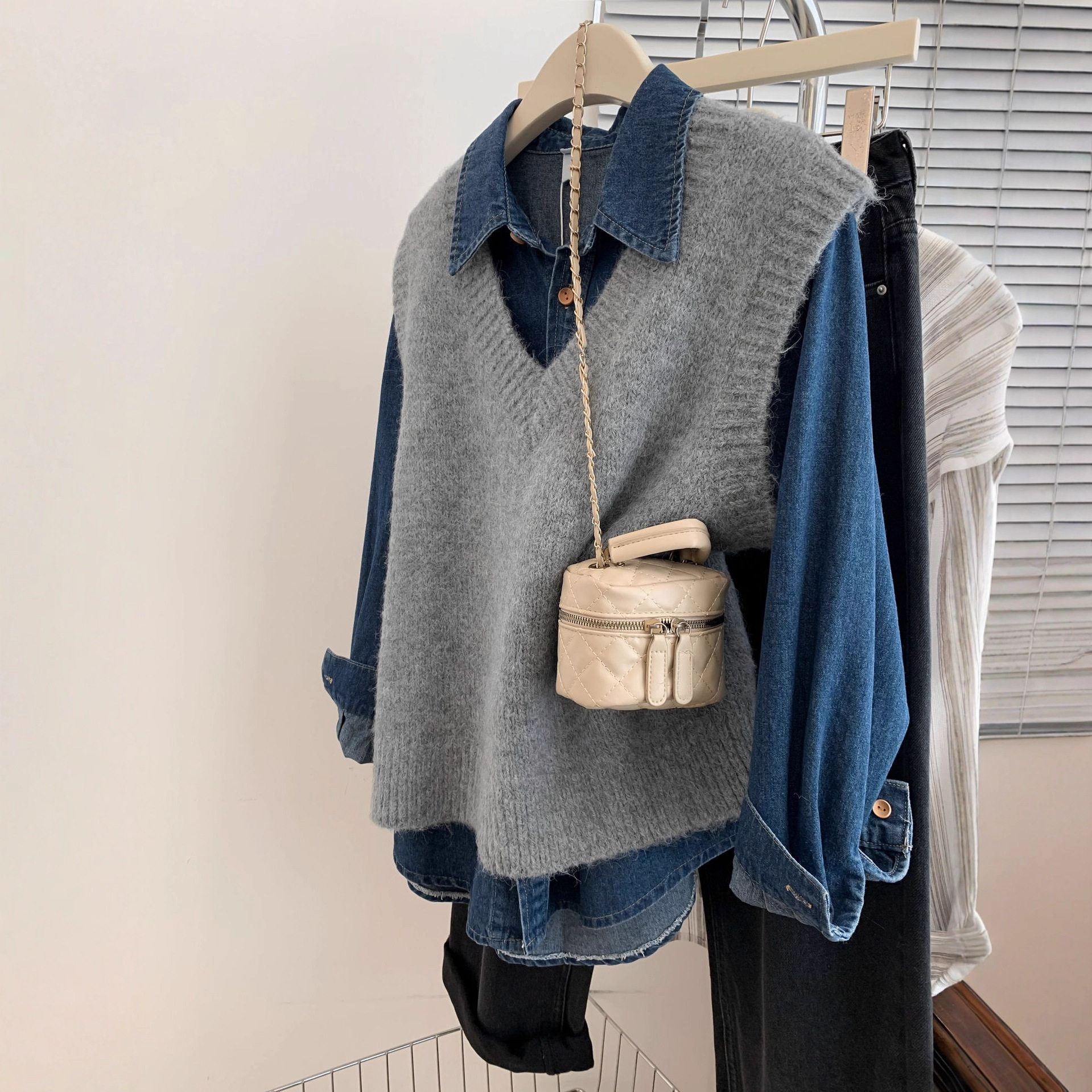 灰色日系v领针织马甲女士早秋穿搭2026新款毛衣背心叠穿洋气坎肩