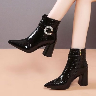 真皮尖头粗跟短靴女2025新款秋冬高跟加绒漆皮踝靴时尚百搭马丁靴