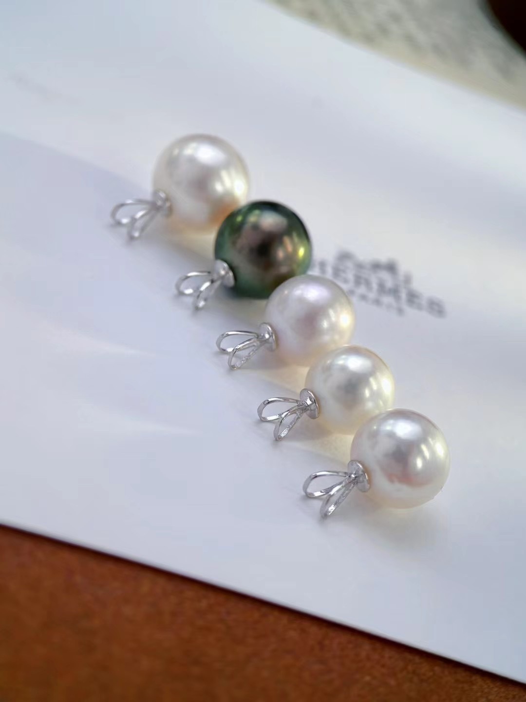 天然珍珠18K金简约光版兔耳朵吊坠 10-11mm白色孔雀绿项链正圆