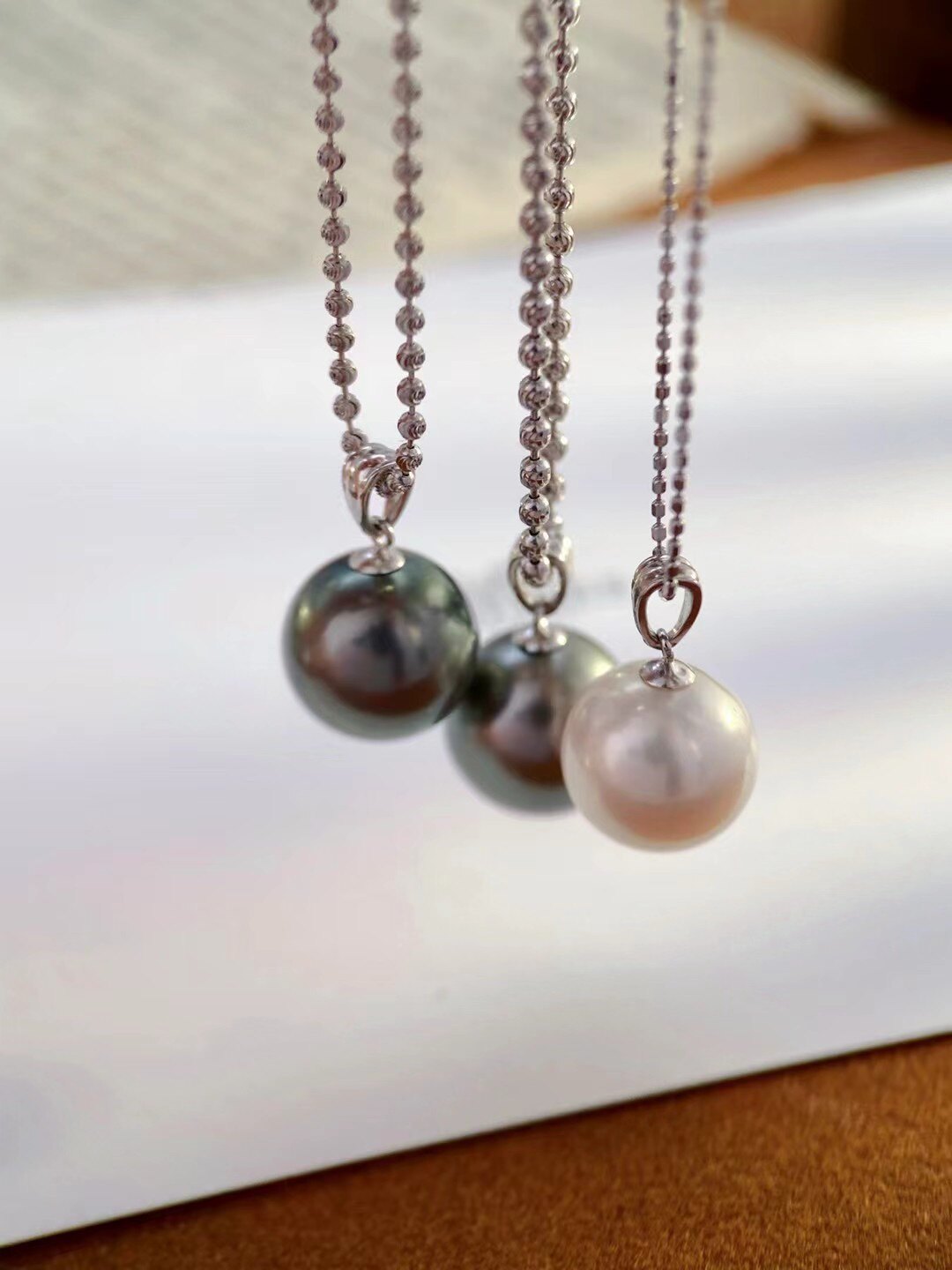 天然珍珠吊坠18k金项链吊坠白色孔雀绿珍珠正圆强光瓜子扣经典款