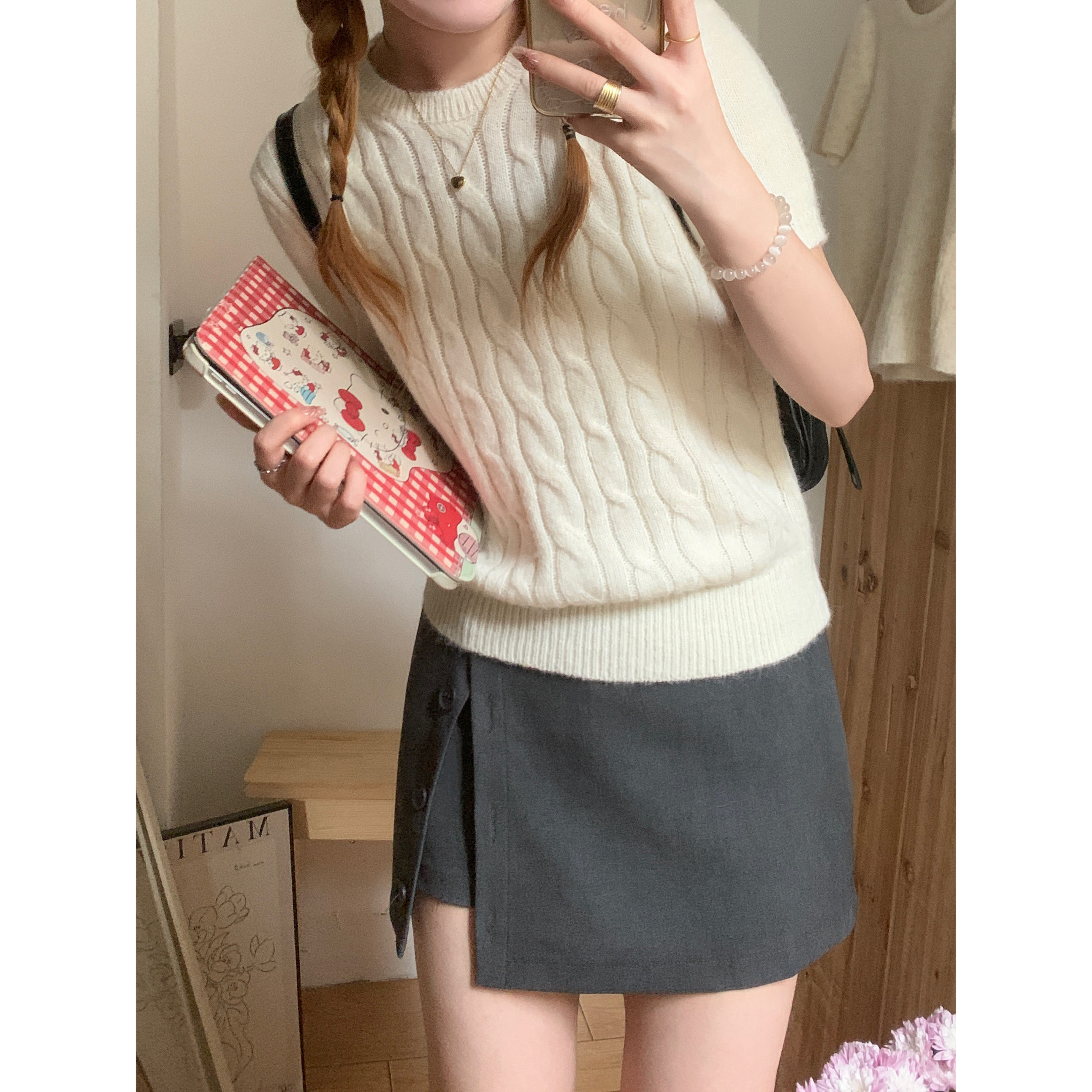 蘑糯糯同款米白色圆领麻花针织短袖女春2026韩版老钱法式纽结上衣