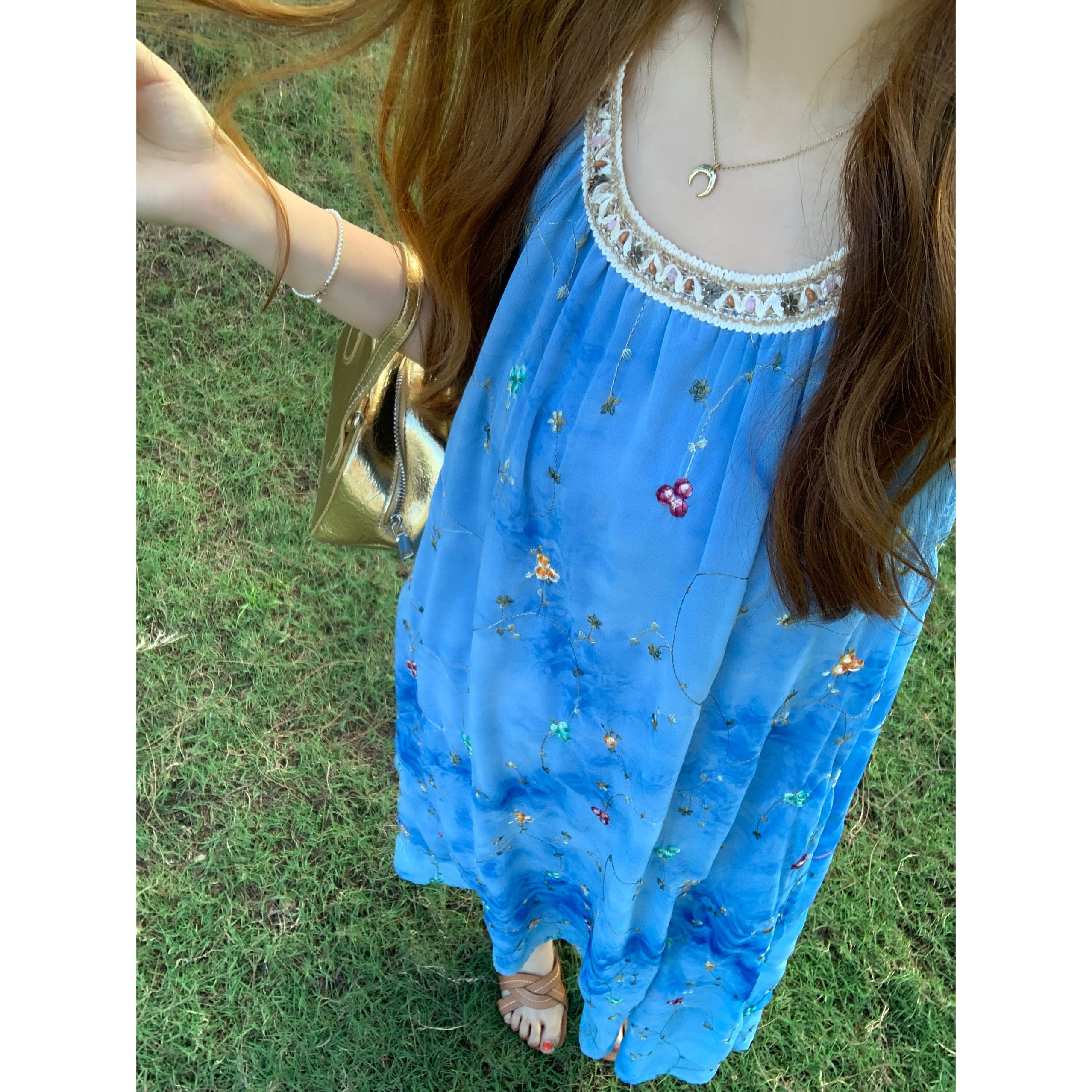 马略卡假日!立体刺绣织带挂脖度假风吊带连衣裙女夏无袖长裙